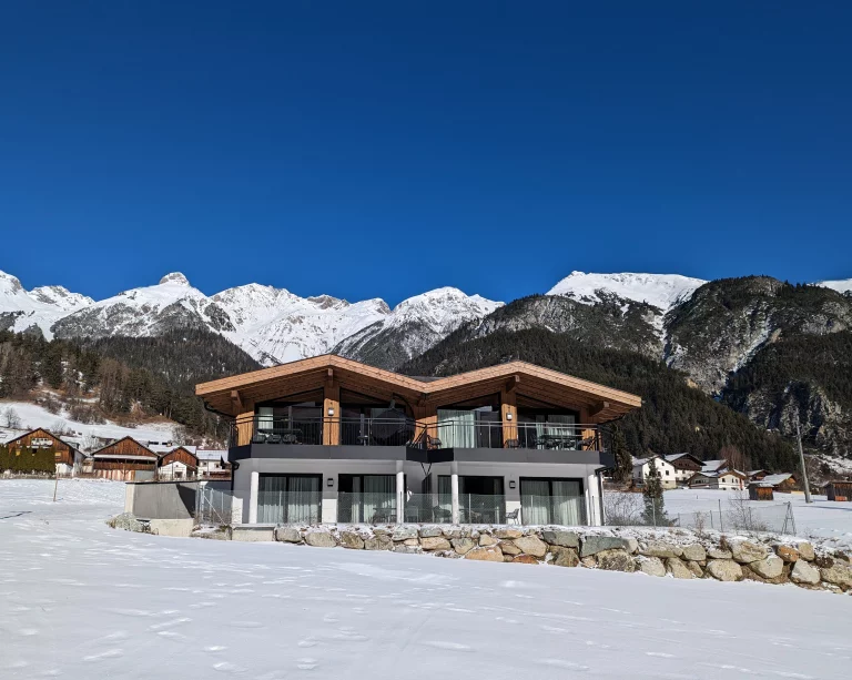 Vorder Ansicht des Chalet Pettneu und der 4 Wohnungen