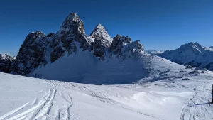 Überschneite Bergspitze nahe eines Schneefelds
