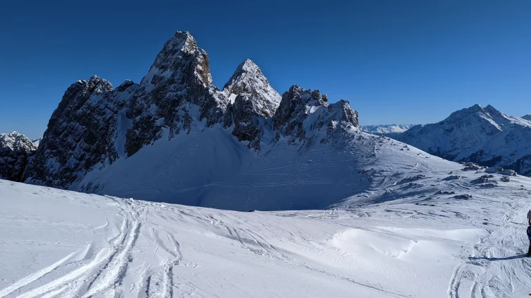 Überschneite Bergspitze nahe eines Schneefelds
