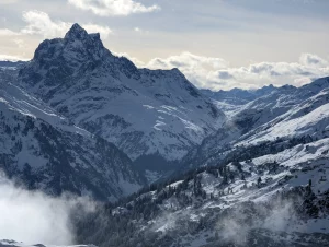 Blick in ein verschneites Tal