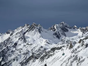Felsiger und Schneeüberzogener Berghang
