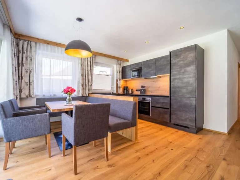 Essbereich mit Esstisch und Küche der TOP-1 Wohnung