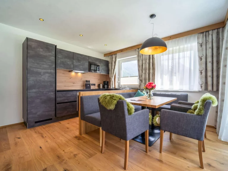 Essbereich mit Esstisch und Küche der TOP-2 Wohnung