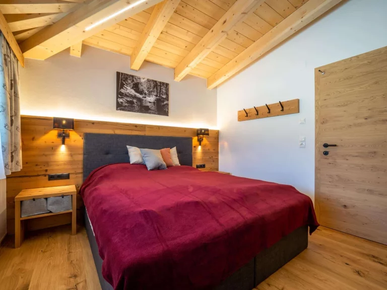Schlafzimmer 1 mit großem Doppelbett der TOP-3 Wohnung